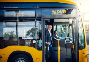 Schön leise und emissionsarm. Robert Roch und Rico Seipel (r.) demonstrieren die Zukunft des Stadtverkehrs in einem der vollelektrischen Busse.