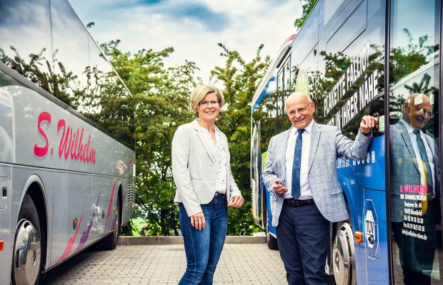 Zur Abstimmung in die Oberlausitz. Sabine Schröder besucht Johannes Wilhelm im Omnibusbetrieb in Großpostwitz.