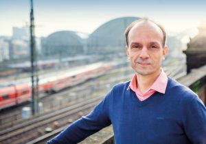 Torsten Steyer, Leiter Verkehrsvertragsmanagement bei DB Regio Südost, stellt sich aktuellen Kundenfragen.