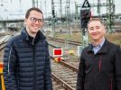 MRB-Betriebsplaner Jost Hunger (links) und DB-Regio-Angebotsplaner Mathias Weßner am Dresdner Hauptbahnhof