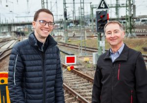 MRB-Betriebsplaner Jost Hunger (links) und DB-Regio-Angebotsplaner Mathias Weßner am Dresdner Hauptbahnhof