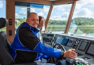 Fährmann René Lindner und Projektmanagerin Kristin Göpfert auf der „Klarisse“