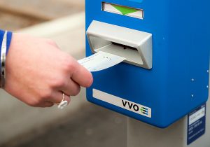 Entwerter am Bahnsteig.